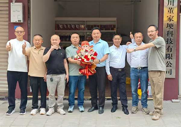 中国灵芝人郑德清改写灵芝养生史，全球首款"灵芝菌王汤"火锅底料上市，让贵族养生食药材飞入百姓餐桌